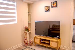 Μια τηλεόραση ή/και κέντρο ψυχαγωγίας στο Oshawa Two Bedroom Private Suite