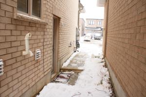 Το Oshawa Two Bedroom Private Suite τον χειμώνα