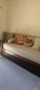 内科切阿Alquilo casa dúplex!!!的房间里有一张带枕头的床