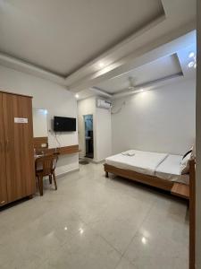 TV a/nebo společenská místnost v ubytování Seema Palace Inn 1 km from Railwaystaion