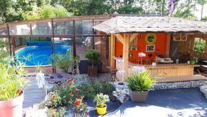 Κήπος έξω από το Les Paillotes de la Haute Mazère