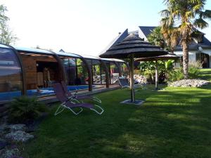 Κήπος έξω από το Les Paillotes de la Haute Mazère