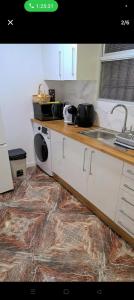 - une cuisine avec un comptoir, un évier et un lave-linge dans l'établissement Piso, à Valence