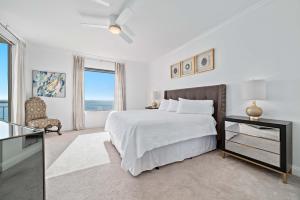 una camera da letto bianca con un letto e una finestra di Indigo Unit 903W a Perdido Key