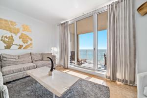 un soggiorno con divano e vista sull'oceano di Indigo Unit 903W a Perdido Key