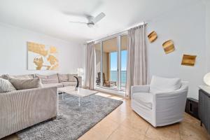 un soggiorno con un divano e due poltrone di Indigo Unit 903W a Perdido Key Altre 59 foto