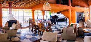 a living room with a table and a fireplace at Maison d'hotes Berbari in Asilah
