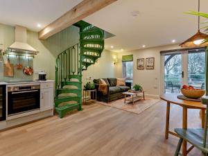 Køkken eller tekøkken på 1 Bed in Alton oc-95759