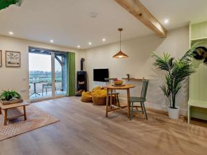 Et tv og/eller underholdning på 1 Bed in Alton oc-95759