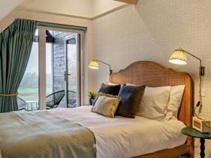 En eller flere senge i et værelse på 1 Bed in Alton oc-95759