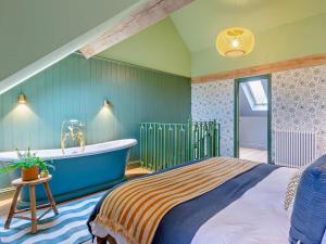 En eller flere senge i et værelse på 1 Bed in Alton oc-95761