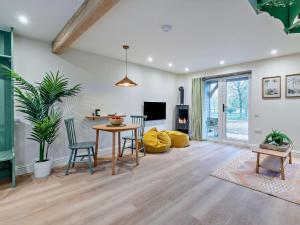 Et tv og/eller underholdning på 1 Bed in Alton oc-95761