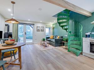 Et tv og/eller underholdning på 1 Bed in Alton oc-95761