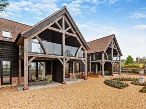 een schuurhuis met grote glazen ramen bij 1 Bed in Alton oc-95760 in West Worldham