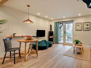 TV a/nebo společenská místnost v ubytování 1 Bed in Alton oc-95762