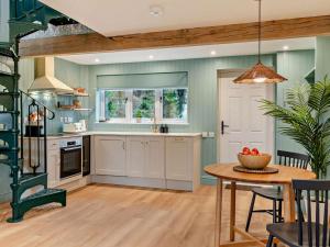 Kuchyň nebo kuchyňský kout v ubytování 1 Bed in Alton oc-95762