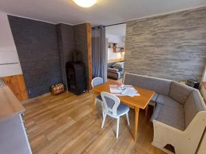 Khu vực ghế ngồi tại Deák Vendégház +13 ảnh