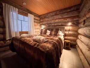 Postel nebo postele na pokoji v ubytování Sielikkö Arctic Log Villas