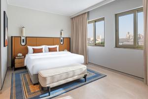 Postel nebo postele na pokoji v ubytování Oaks Ibn Battuta Gate Dubai