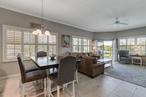 Posezení v ubytování Ocean Park 124 condo