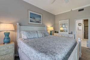 Postel nebo postele na pokoji v ubytování Ocean Park 124 condo