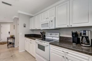 Kuchyň nebo kuchyňský kout v ubytování Ocean Park 124 condo