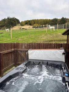 Fotografie z fotogalerie ubytování Woodpecker Lodge with Hot Tub v destinaci Cupar
