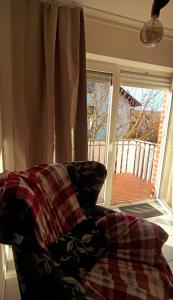 een bank voor een glazen schuifdeur bij Kahler Pőn in Willingen