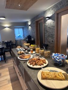 La Canonica di Termenago في بيليزانو: بوفيه مع العديد من أطباق الطعام على منضدة