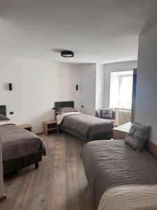 La Canonica di Termenago في بيليزانو: غرفة فندق بها سريران ونافذة