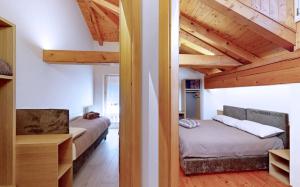 La Canonica di Termenago في بيليزانو: سريرين في غرفة ذات أسقف خشبية +14 صورة