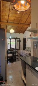 内科切阿Alquilo casa dúplex!!!的配有桌子和沙发的厨房和客厅