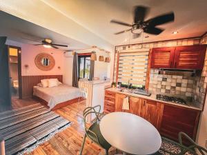 En eller flere senge i et værelse på Casa Lia Bocas + 27 billeder