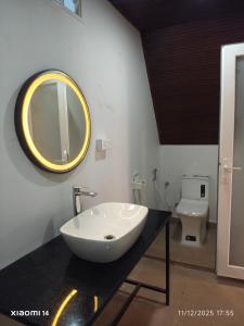 Ένα μπάνιο στο Colomb Beach Cottages