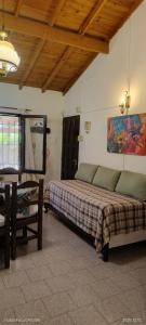 内科切阿Alquilo casa dúplex!!!的一间卧室，里面有一张床、一张桌子和一扇窗户