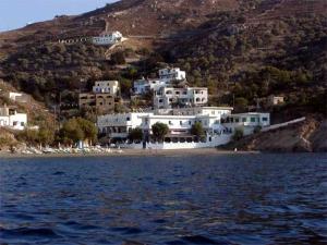 een groep witte gebouwen op een heuvel naast het water bij Vasilis Boutique Studios in Myrties