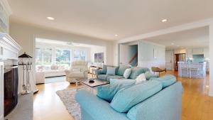 Кухня или мини-кухня в Bliss Street Beach House
