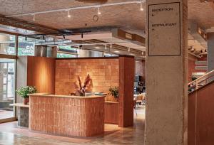 CASA ROMA Hostel Boutique في تاراغونا: لوبي مطعم مع كونتر استقبال