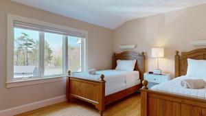 Giường trong phòng chung tại Beauty on the Beach NEWOCEAN VIEWS POOL