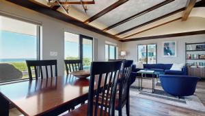 Гостиная зона в Coastal Escape by Bayley Vacation Rentals