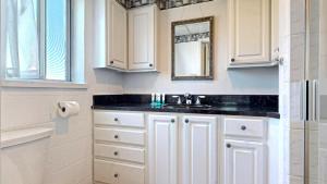 Кухня или мини-кухня в Coastal Escape by Bayley Vacation Rentals
 +25 фотографий