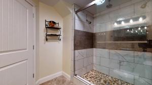 Ванная комната в Blue Doors By The Sea by Bayley Vacation Rentals +34 фотографии