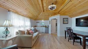 Гостиная зона в Blue Doors By The Sea by Bayley Vacation Rentals