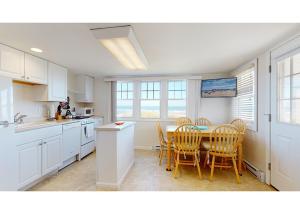 Кухня или мини-кухня в Cottages by the Sea #1
