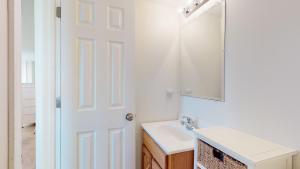 Кухня или мини-кухня в Cottages by the Sea #1
 +15 фотографий