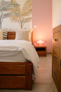 Ένα ή περισσότερα κρεβάτια σε δωμάτιο στο la perle de Delna +40 φωτογραφίες