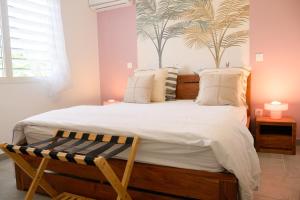 een slaapkamer met een groot bed en een bank bij Cosy T2 clim - Piscine - À 5 min des plages de Saint-François in Saint-François +44 foto's