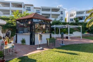 un gazebo nel cortile di un edificio di Miraflores Luxury Duplex a Mijas Costa
