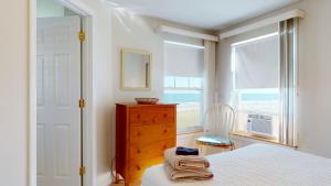 Кровать или кровати в номере Cottage by the Sea #3 by Bayley Vacation Rentals