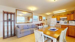 Кухня или мини-кухня в Cottage by the Sea #3 by Bayley Vacation Rentals
